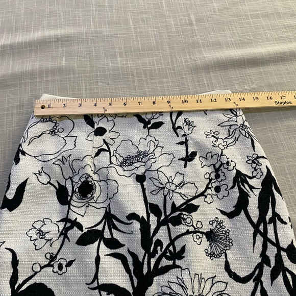 Ann Taylor skirt in cream and black. Women’s size 4 - Picture 9 of 13